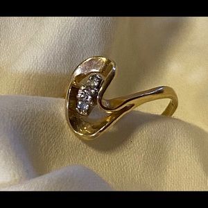 80’s curvy 14K gold diamond ring